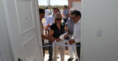 El gobernador cerr� el a�o con la entrega de 28 viviendas de clase media 