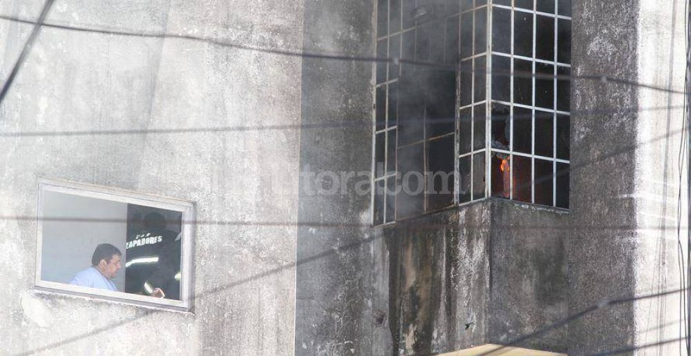 Sofocaron un incendio en un departamento a la vuelta del cuartel de Bomberos