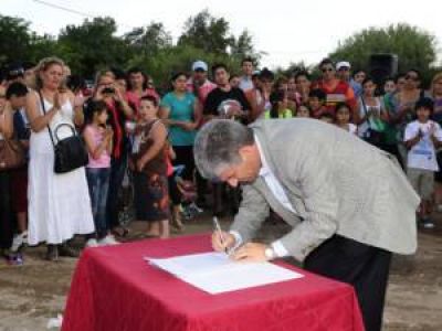 Pusieron en marcha la construcci�n de 500 nuevas viviendas para la capital 