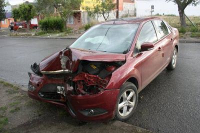 Tras perder el control choc� contra un �rbol