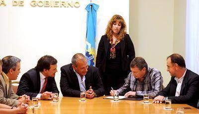 Yauhar firm� un acuerdo por 10 millones de pesos para la provincia de Chubut