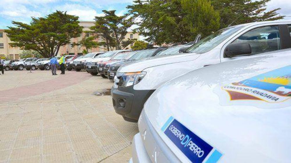 Entregaron 17 veh�culos nuevos a distintas secretar�as municipales