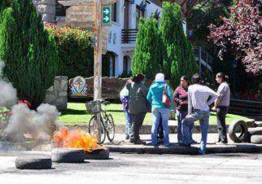 Mujeres aceptaron bolsa navide�a y desalojaron municipio de San Mart�n 