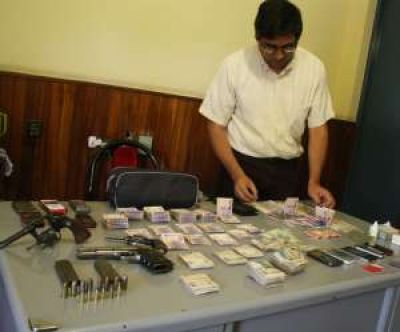 Hallan 3 armas, $75.000 y creen que son de un robo 