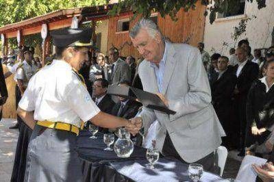 Egresaron los primeros agentes universitarios de la Polic�a de San Juan 