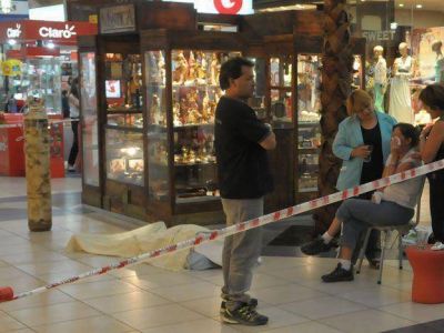 Conmoci�n en un hipermercado: iba de compras con su esposa y muri� 