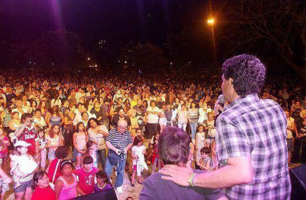 Vicente L�pez cerr� el a�o con un show de m�sica y fuegos artificiales