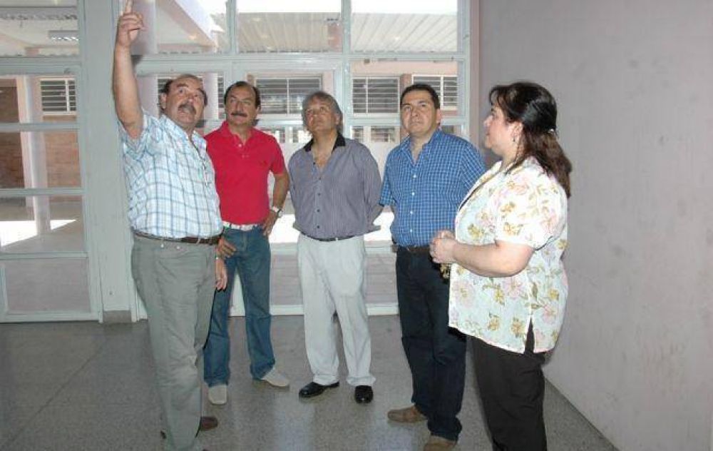 Trabajan contra reloj en reacondicionar escuelas pensando en el 2013 