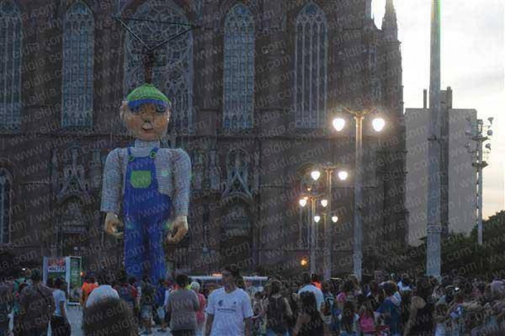 Lito, el personaje que abri� la fiesta en la ciudad de los mu�ecos 