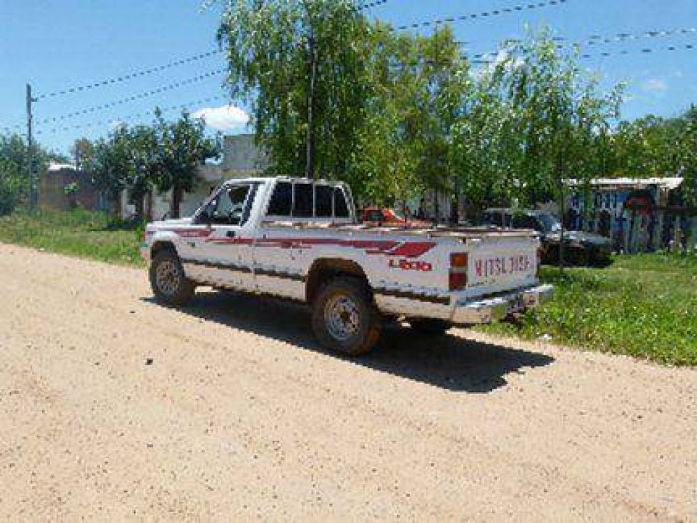 Una moto choc� con una camioneta que se dio a la fuga: una mujer result� herida