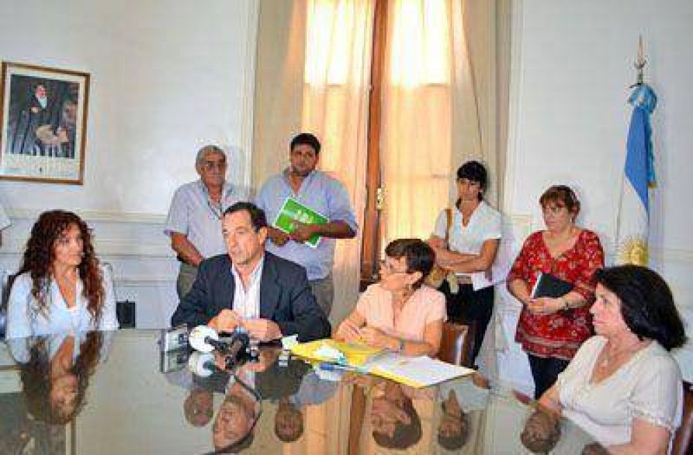 Entregaron los cheques del Fondo de Promoci�n Cultural para los pueblos