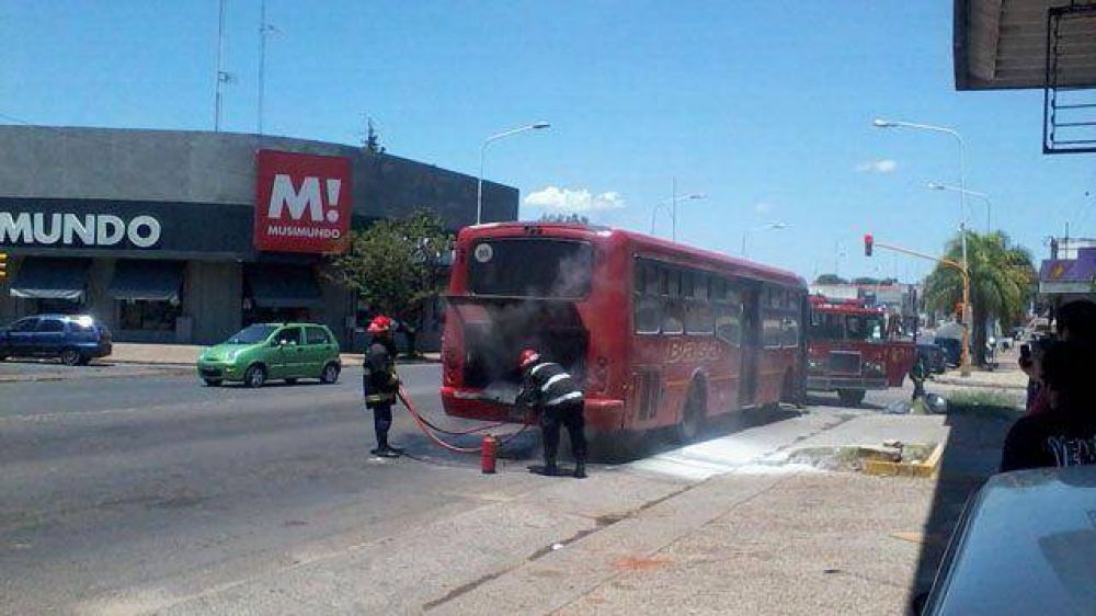 Se incendi� un �mnibus al salir de Paran� con destino a Villa Urquiza