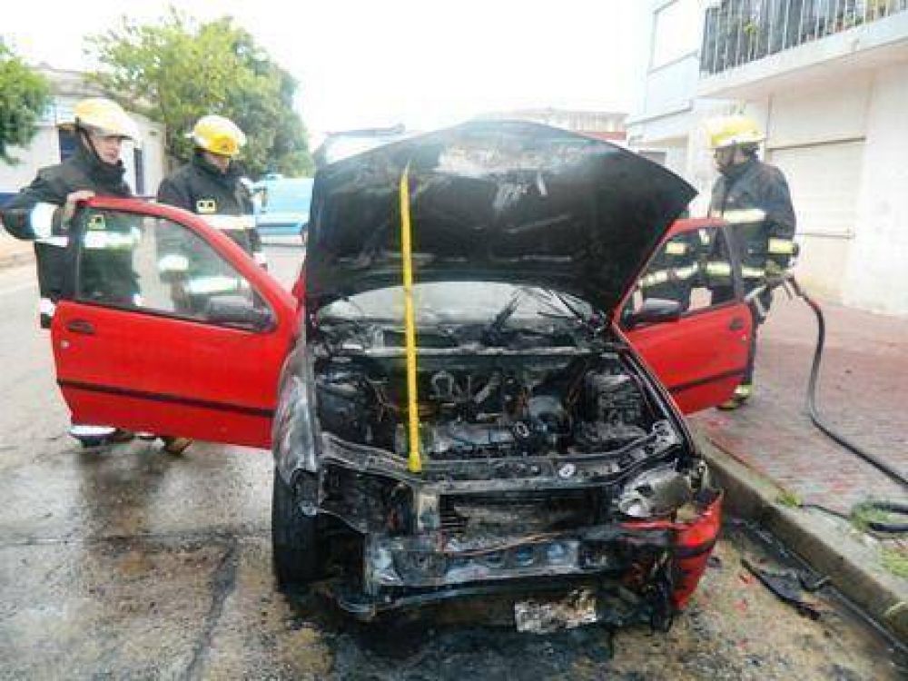 Un incendio provoc� importantes p�rdidas en un veh�culo