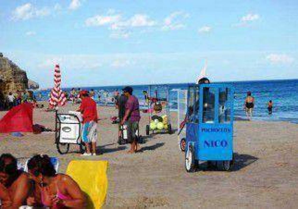 M�s de 130 vendedores ambulantes en la playa de Las Grutas  
