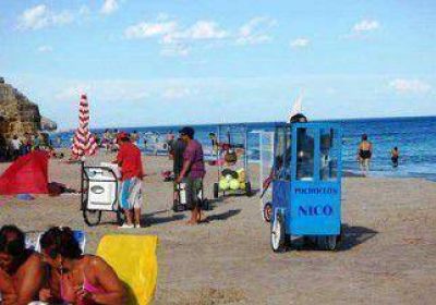 M�s de 130 vendedores ambulantes en la playa de Las Grutas  