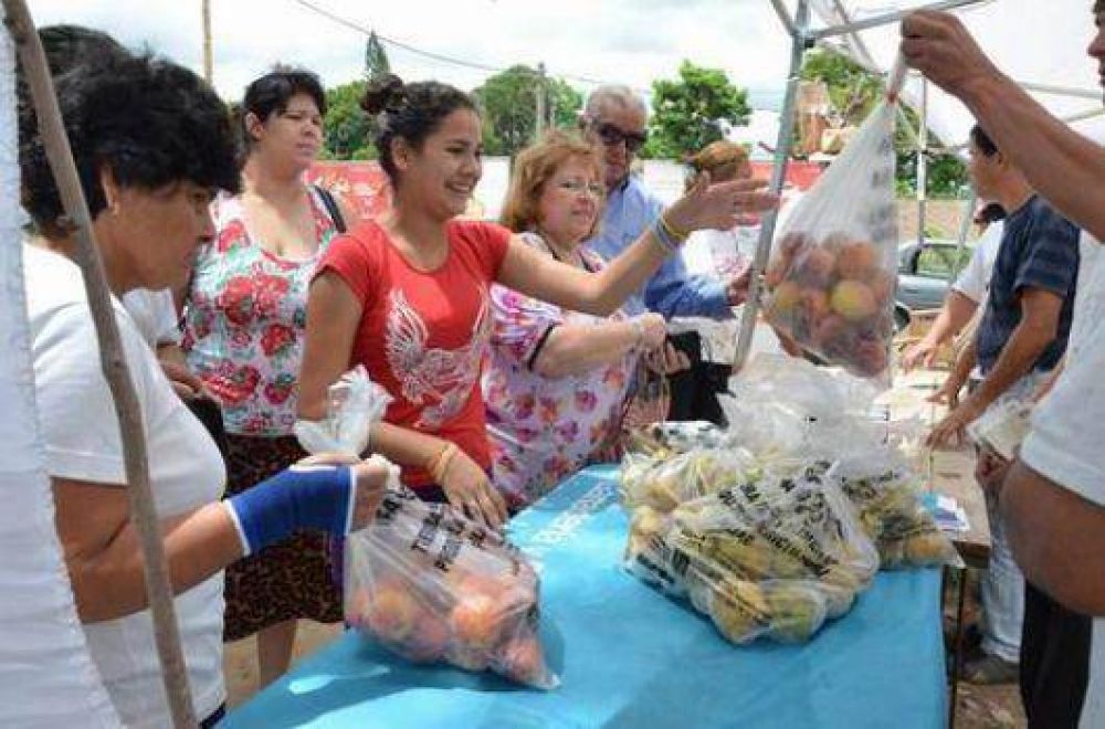 Vecinos colmaron los camiones de Frutas para Todos 