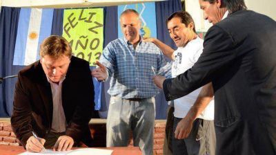 Firman acuerdo de repavimentaci�n para el acceso al barrio Laprida