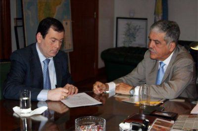 El gobernador Zamora y el ministro De Vido firmaron acuerdo para brindar informaci�n satelital