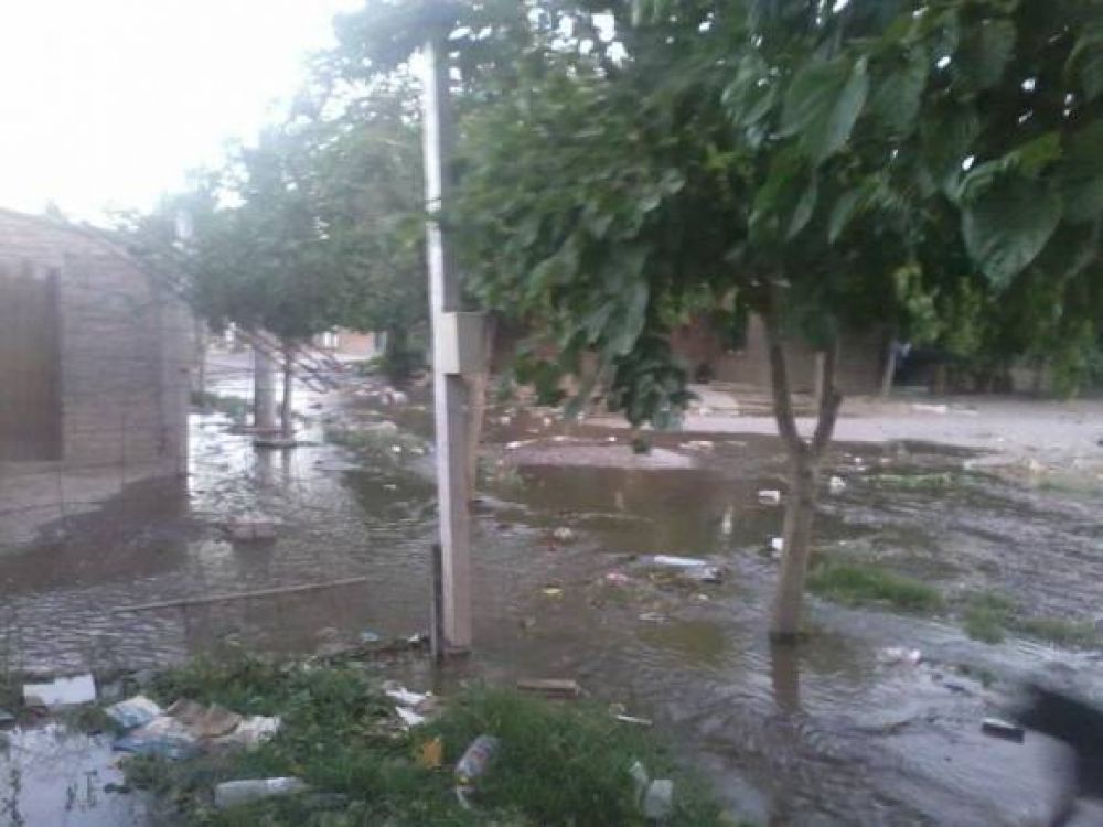 Cansados de sufrir inundaciones, piden cunetas 