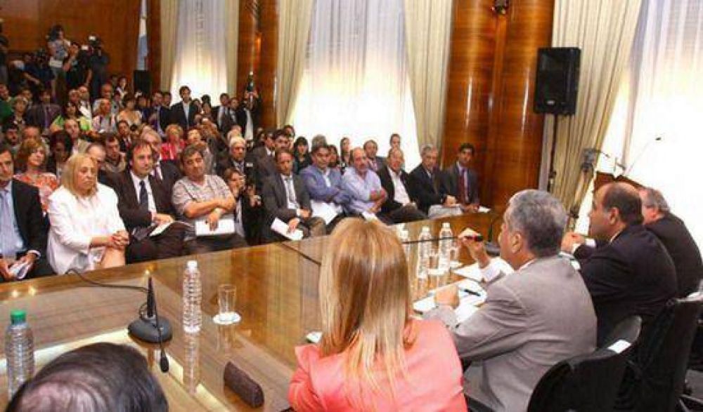 Campana firm� un importante convenio para iniciar 14 nuevas obras en la Ciudad