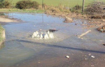 Tapa de un desag�e cloacal, p�dida de agua y olores origina inconvenientes en la uni�n geografica de dos barrios