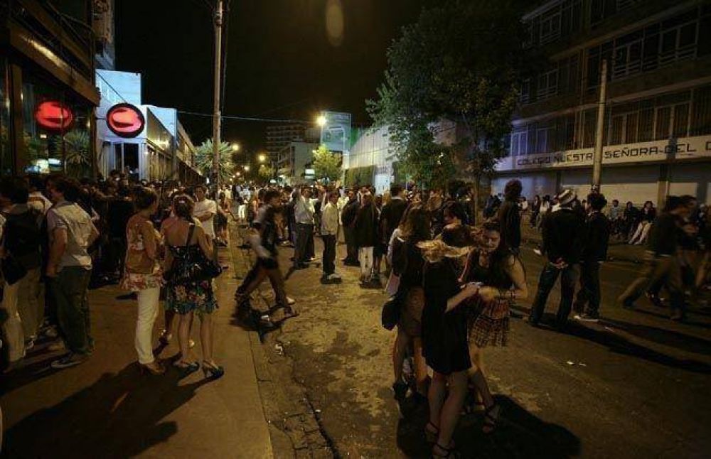 Clausuran bar de Bernardo de Yrigoyen porque la cantidad de gente reunida ocupaba media calle