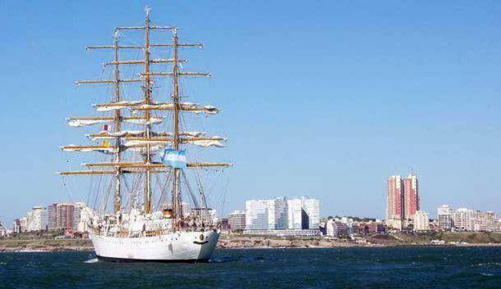 La Fragata Libertad se acerca a Mar del Plata