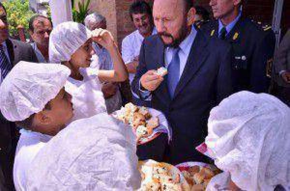 Ni�os de comedores comunitarios comparten con Insfr�n el pan dulce numero mil que elaboraron