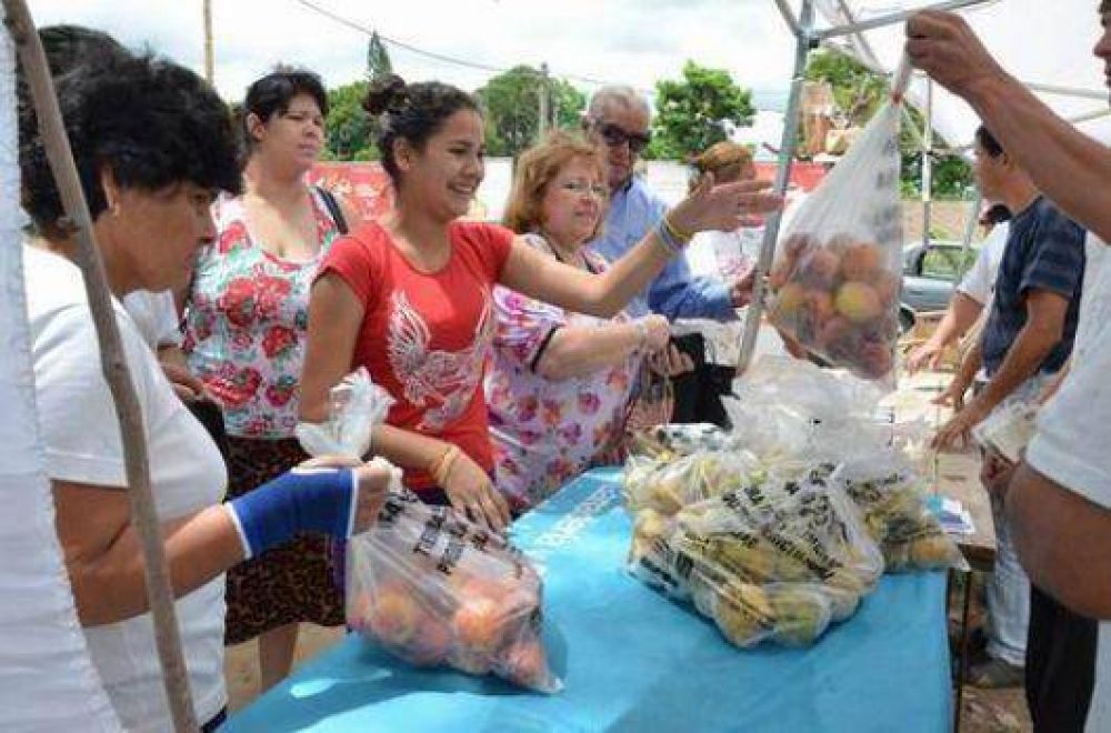 Vecinos colmaron los camiones de Frutas para Todos