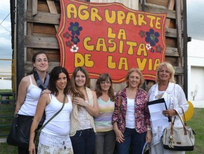 La diputada Alicia March entreg� una importante ayuda econ�mica a La Casita de la V�a