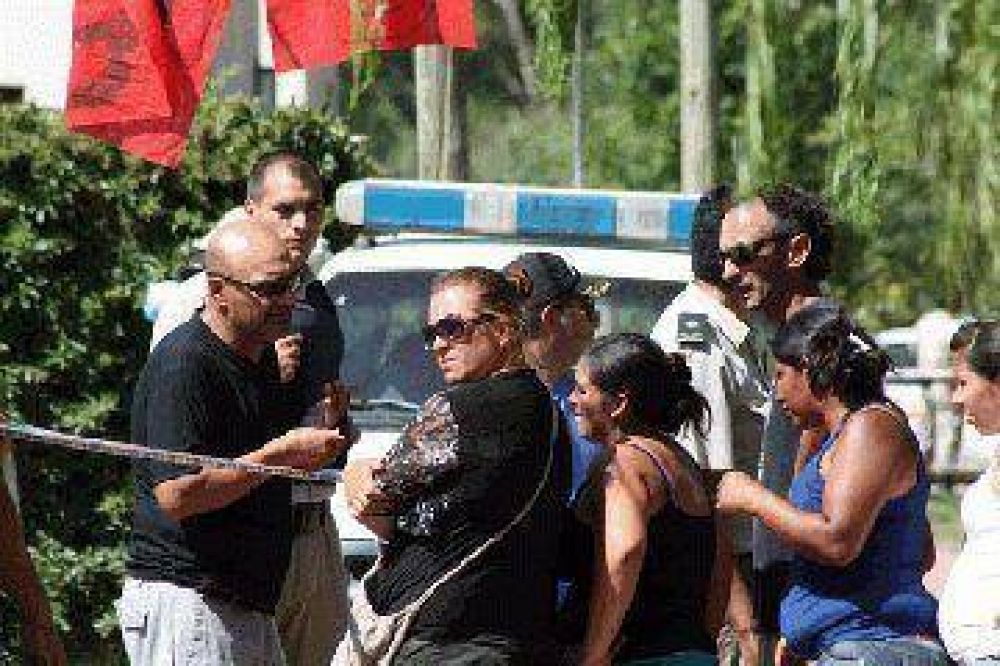 Rainone sali� y habl� con los manifestantes. Este lunes a las 11 se re�nen en la municipalidad