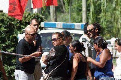 Rainone sali� y habl� con los manifestantes. Este lunes a las 11 se re�nen en la municipalidad