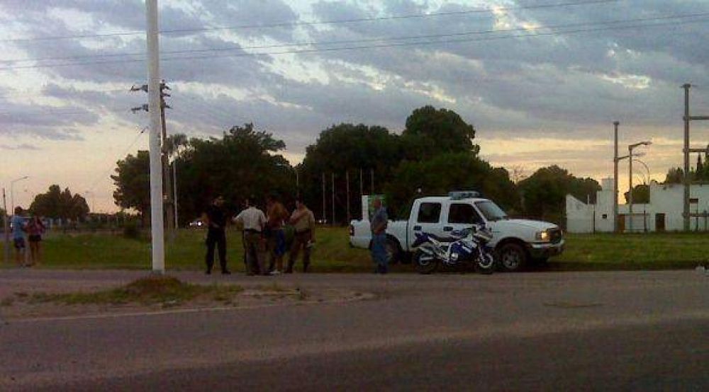 Chocaron un auto y una moto en la rotonda sur