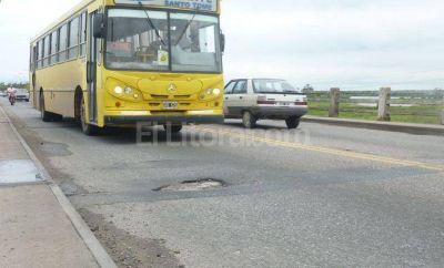 Baches e imperfecciones en la calzada del Puente Carretero