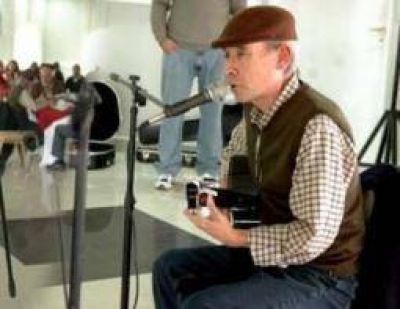 El periodista Karim Lanzilloto fue cesanteado como docente