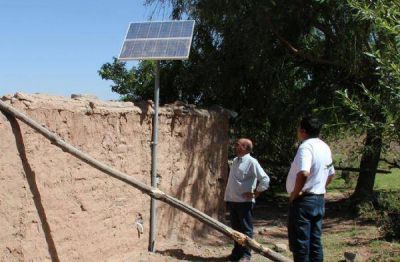 Electrificaci�n Rural: Instalan 42 paneles solares en Felipe Varela
