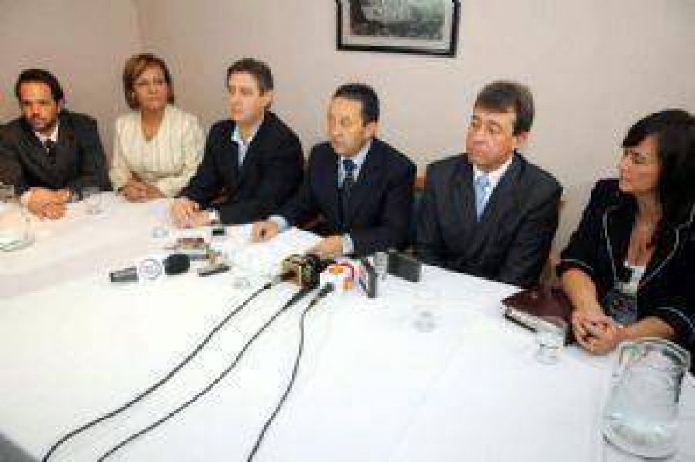Jaque dijo que har� campa�a y present� a los candidatos oficialistas.