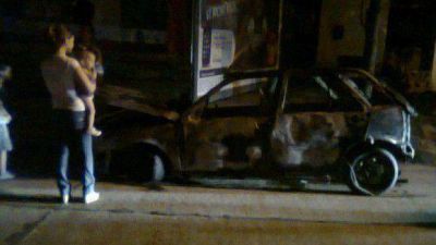 Se incendi� un auto en la rotonda de Yerba Buena 