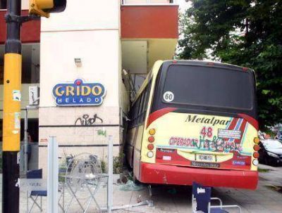 Siete personas heridas en un impresionante choque entre un colectivo y una autobomba en Col�n y Santiago del Estero.