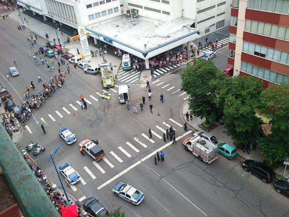 Impactante choque entre una Autobomba y un Colectivo