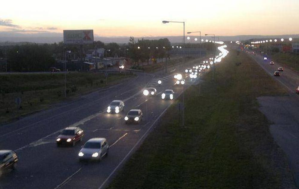 Gran flujo automovil�stico en autopista C�rdoba Carlos Paz