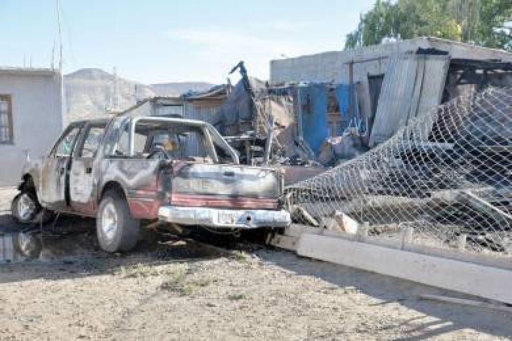 Una casa y un veh�culo completamente incinerados 