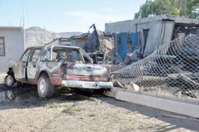 Una casa y un veh�culo completamente incinerados 