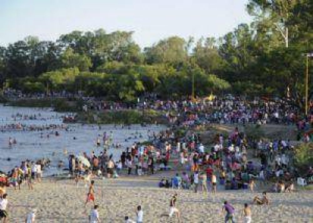 Miles de santiague�os fueron al r�o