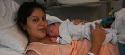 Aguant� m�s de 2 d�as para ser el primer beb� del 2013