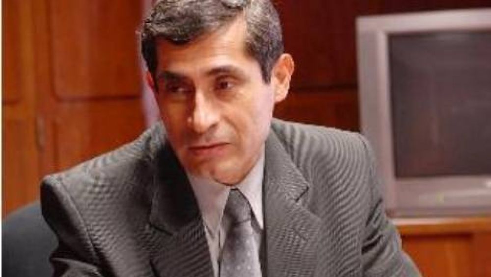 El ministro Aredes, enojado con los senadores del FCS