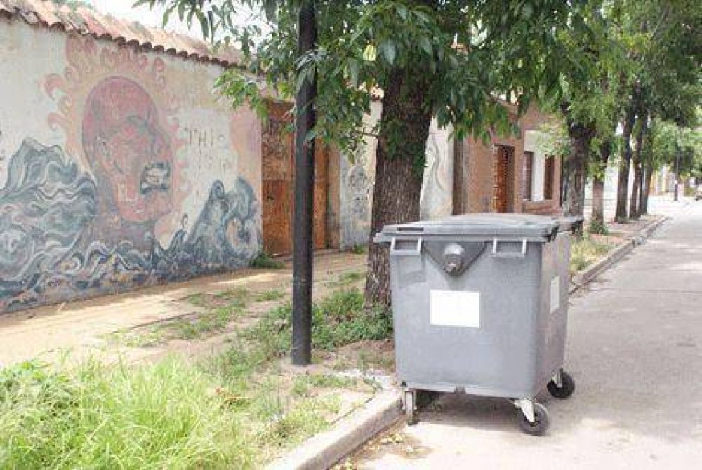 Instalan 200 contenedores de residuos en el barrio Varela 