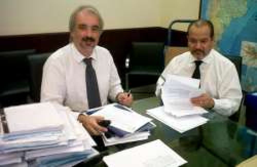 Firmaron convenios para construir 500 viviendas m�s en el Chaco		