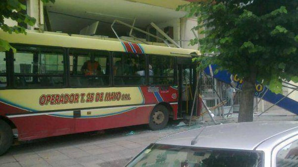 Empresarios del transporte lamentaron lo sucedido entre un micro y la autobomba