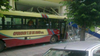 Empresarios del transporte lamentaron lo sucedido entre un micro y la autobomba